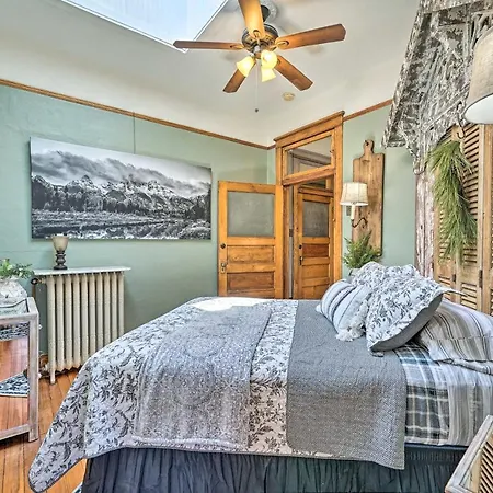 Walk To Shops And Restaurants Dtwn Laramie Condo!